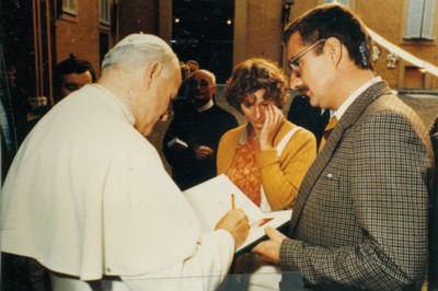 02-Marek Michel z zona na spotkaniu z papiezem -Janem Pawlem II ktory udziela autografu Markowi-w Rzymie 1984 rok.jpg