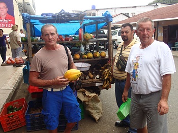27-Zakupy owocow w Las Tablas-Jozek i Wojtek-sprzedawca