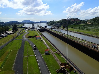 29-Kanal Panamski w rejonie sluzy Miraflores-Listopad 2013-Panama