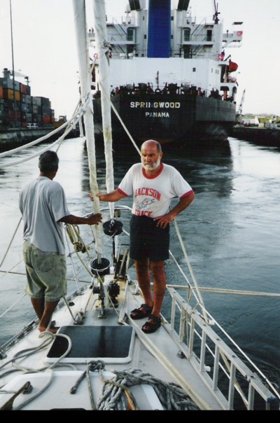 05-Jacht Atlantis w Kanale Panamskim-po prawej-kpt Andrzej Plewik.jpg