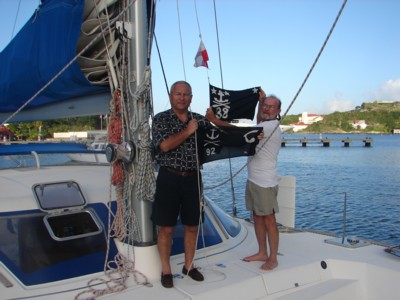 06-kpt. Zbyszewski i kpt Bienkowski prezentuja swoje bandery-Bractwa Wybrzeza-Grenada-styczen 2009