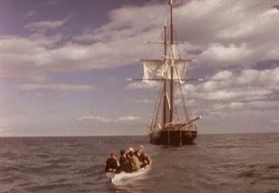 35-Przepelniona załoga lodz pozostala za rufą Mary Celeste